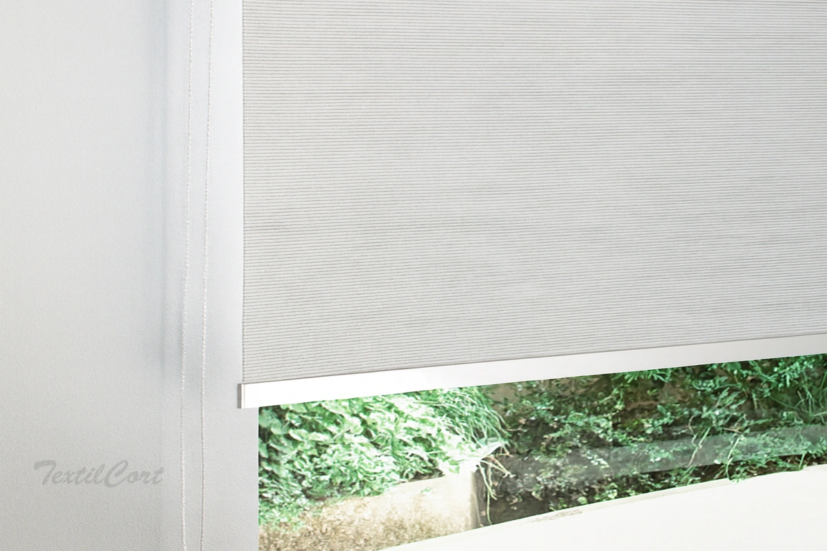 Ambiente con estor enrollable Hepalo modelo Juno Blackout