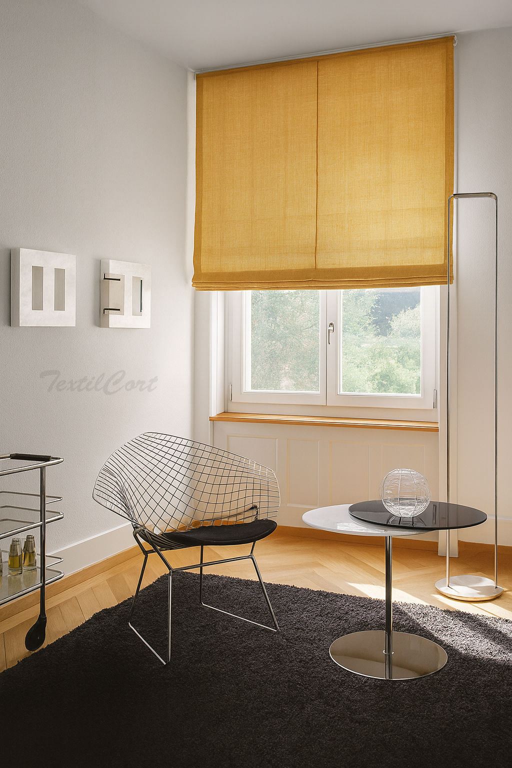 Salón moderno de estilo minimalista con estor recto en color ocre cálido translúcido