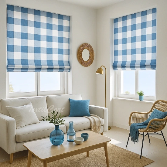 Salón mediterráneo con estor paqueto de cuadros azul y blanco en las ventanas