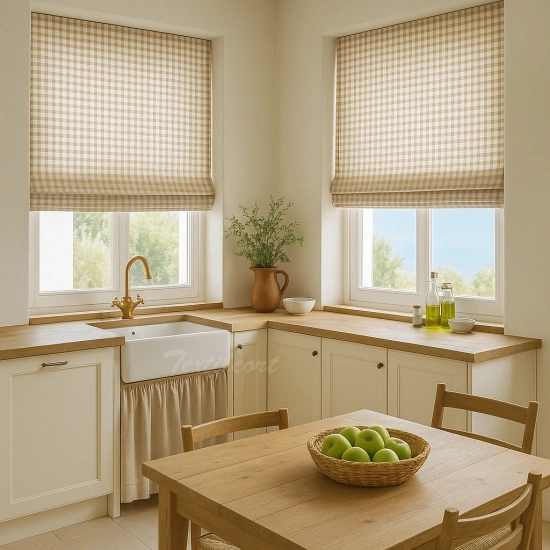 Cocina campestre con estor paqueto de cuadros vichy beige y blanco en las ventanas