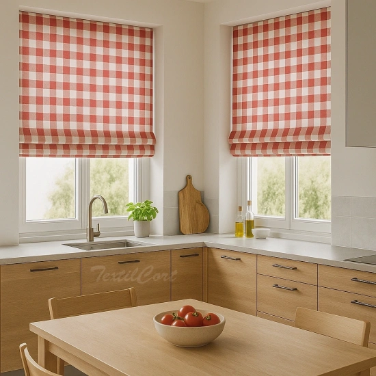Cocina moderna con estor paqueto de cuadros vichy rojo y blanco en las ventanas