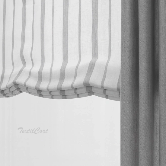Foto detalle estor paqueto listado en blanco y gris