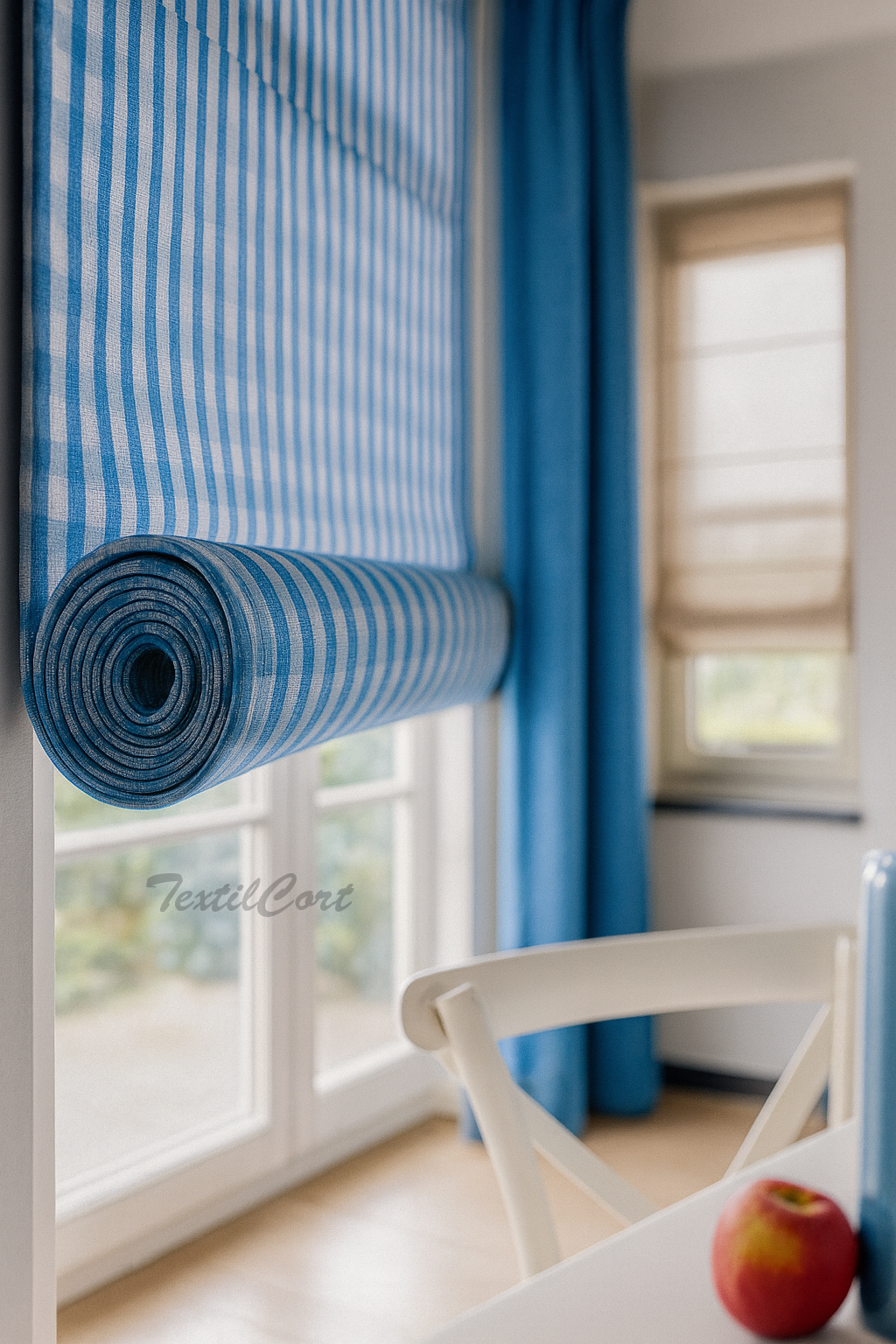 Detalle de estor enrollable listado azul y blanco en cocina con cortinas a juego y decoración coastal