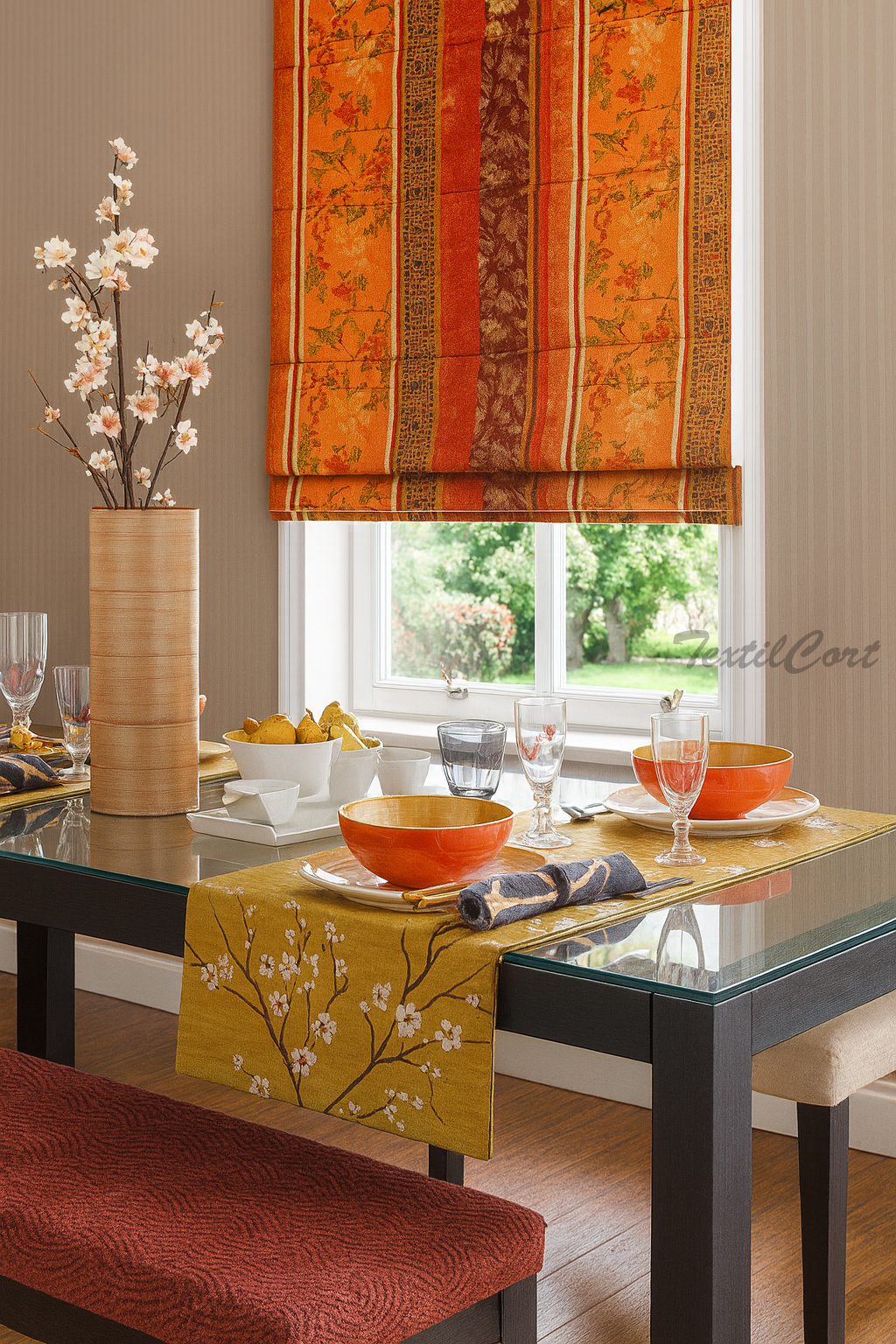 Estor con estampado decorativo naranja y motivos orientales en comedor con mesa puesta