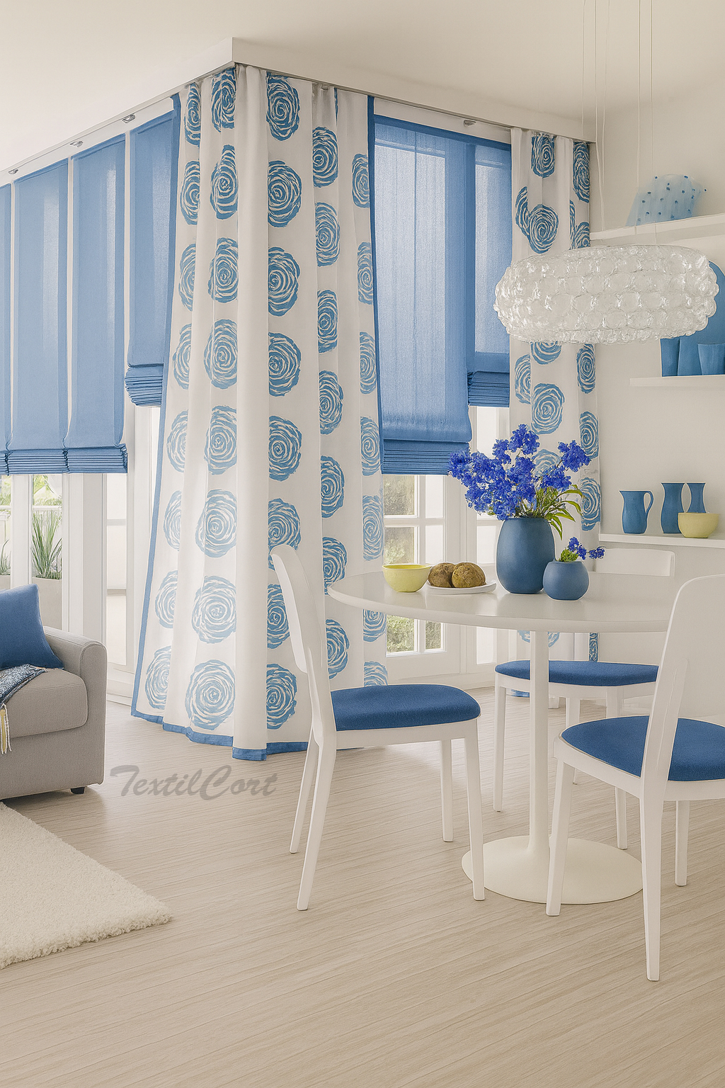 Comedor con estores paqueto y cortinas decorativas con flores azules