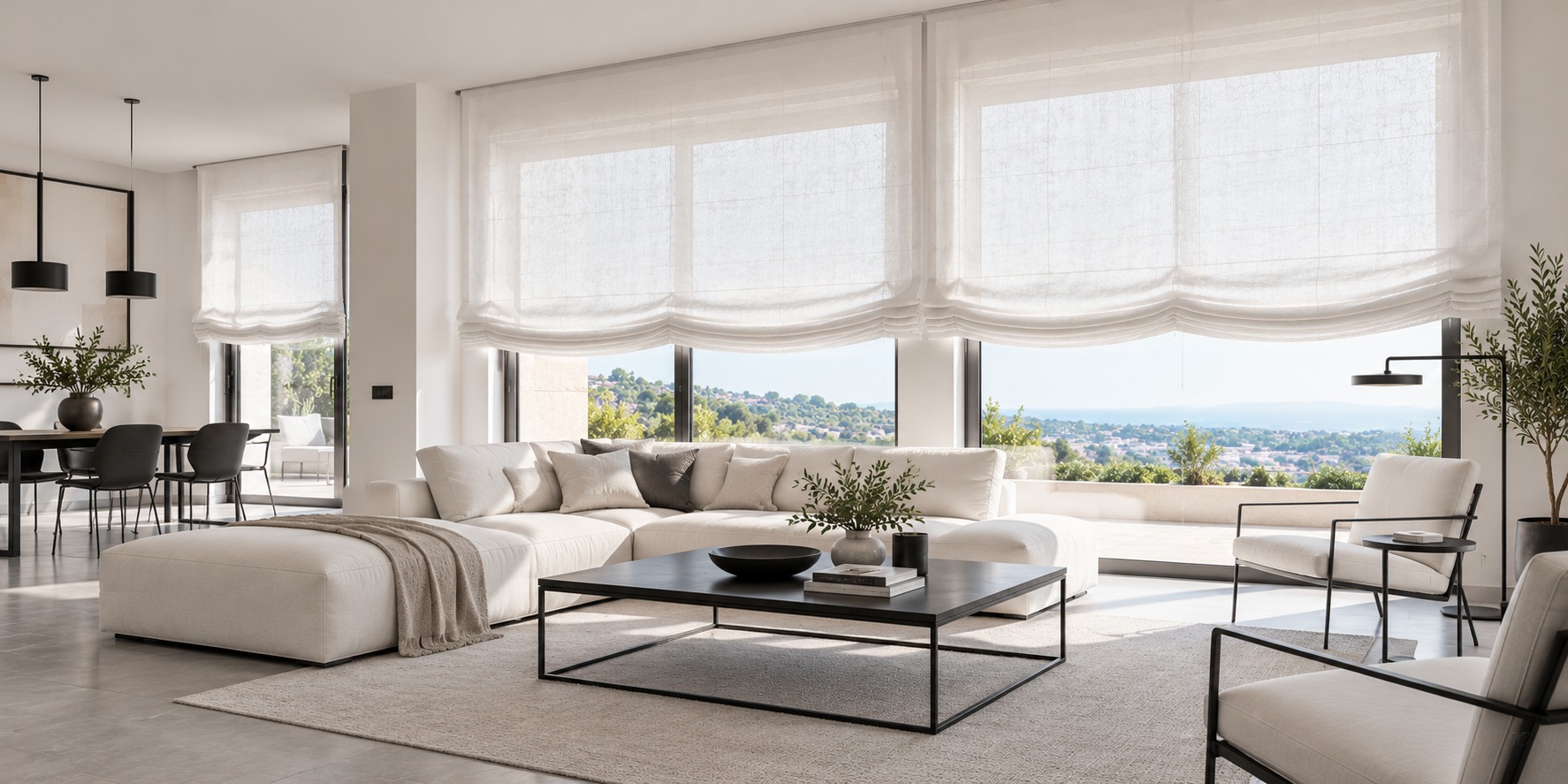 Salon minimalista con estores paqueto blancos