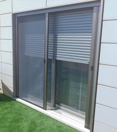 Mosquitera enrollable lateral para acceso a terraza