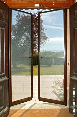 Mosquitera abatible para puerta exterior