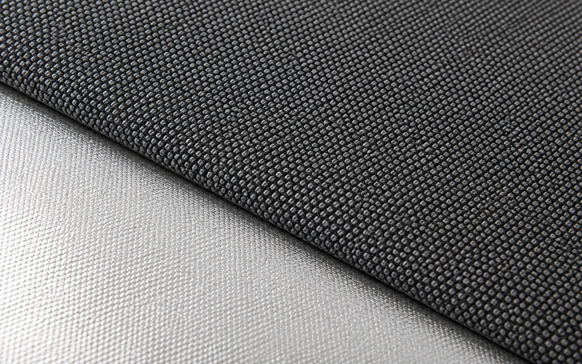 Detalle de las caras textil y metalizada del tejido Panama Chrome+ de Mermet
