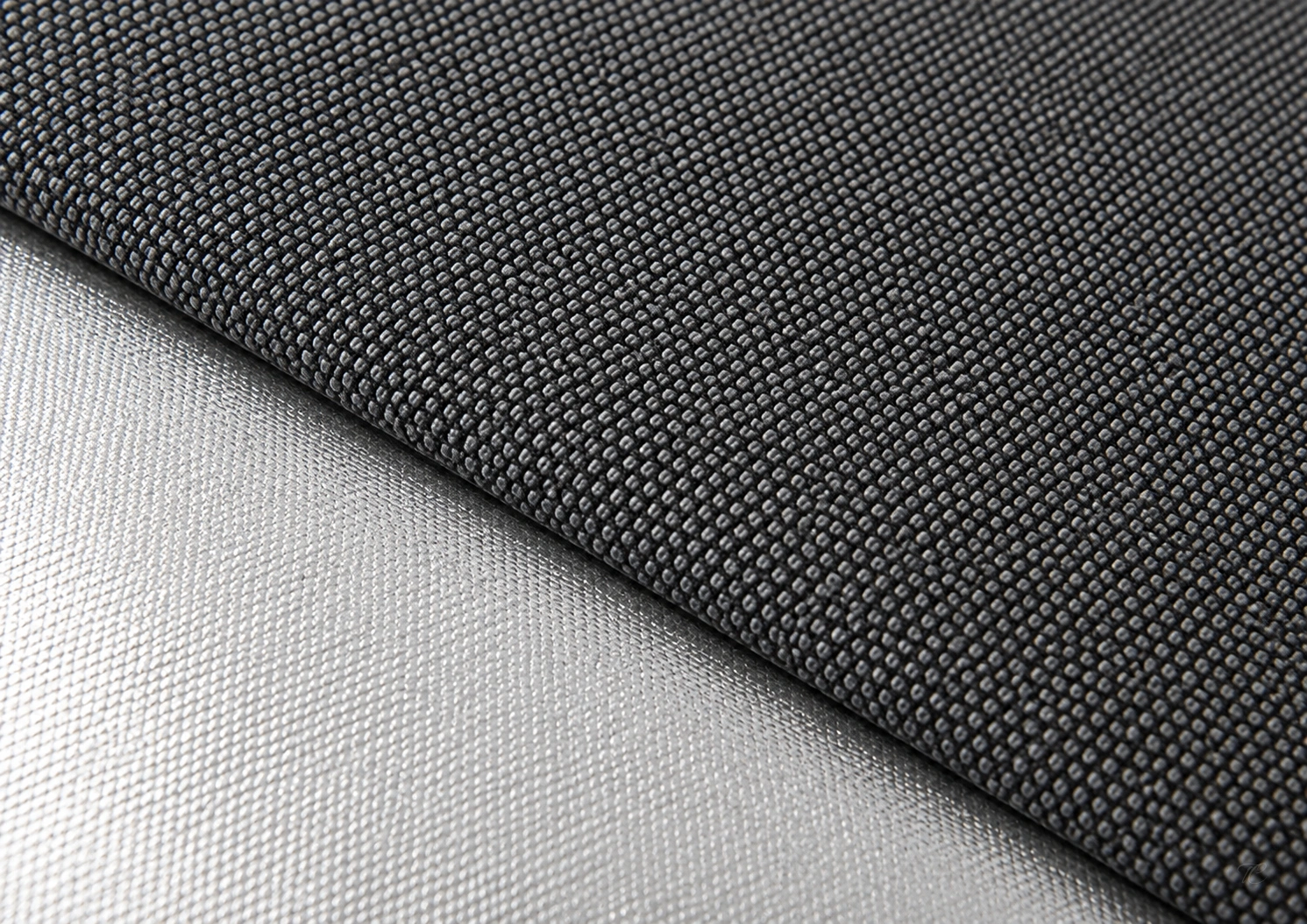 Detalle de las caras textil y metalizada del tejido Panama Chrome+ de Mermet