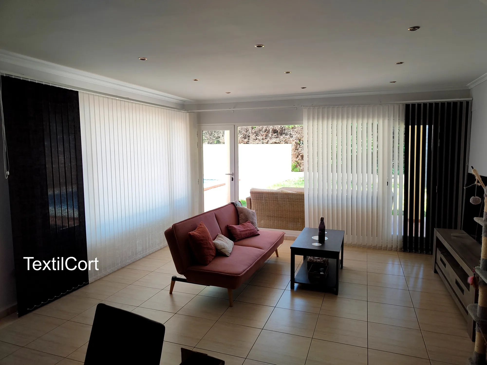 Foto ejemplo de cortinas verticales con textil m-screen