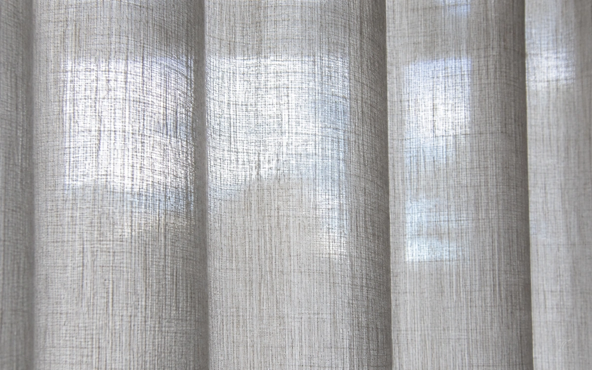Detalle de la transparencia del visillo reflectante solar Solaris de Equipo DRT