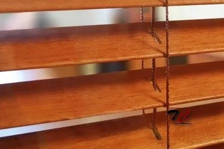 Detalle de la escalerilla de veneciana de madera