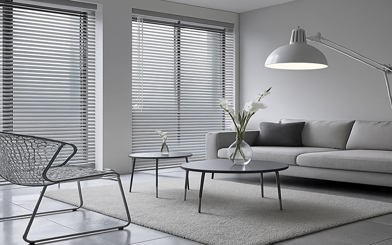 Veneciana de madera gris en ambiente moderno