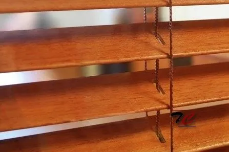Detalle de la escalerilla de veneciana de madera
