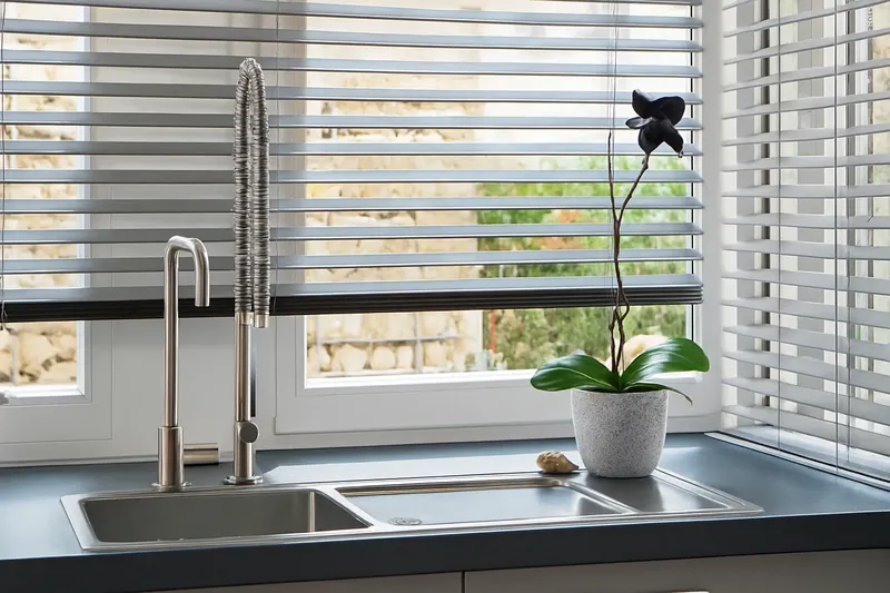 Veneciana de madera en ambiente de cocina