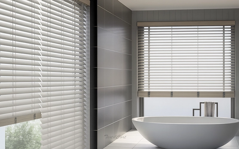 Venecianas de madera en ambiente de baño