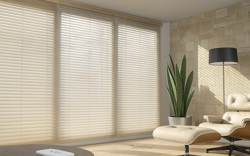 Venecianas de madera en salón moderno natural