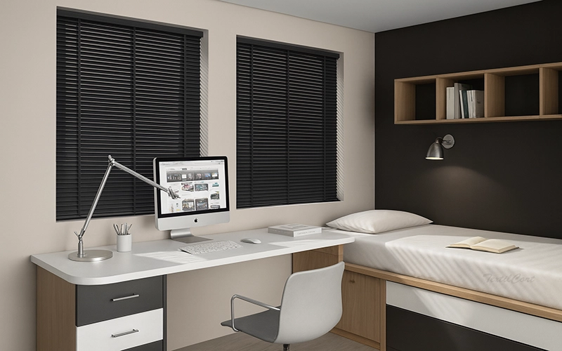 Veneciana de madera antracita en dormitorio juvenil