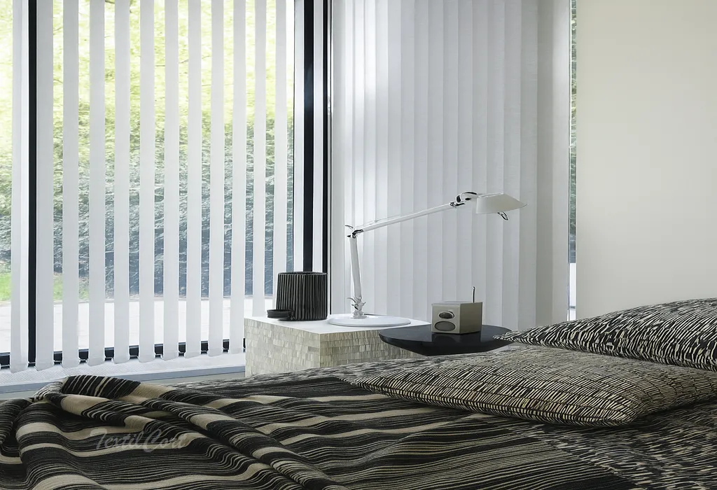 Cortina vertical 14 blanca dormitorio